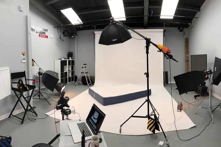 তবে ছবি তৈরি হওয়ার পর থেকে বক্স অফিস পর্যন্ত যাওয়ার রাস্তাটি সহজ নয়। বড় পর্দার সামনে নায়ক-নায়িকাদের দেখতে পেলেও ক্যামেরার নেপথ্যে টেকনিশিয়ান, কর্মীদলের সদস্যের অবদান কোনও অংশে কম নয়। লেন্সের নেপথ্যে প্রধান দুই স্তম্ভ ছবির পরিচালক এবং প্রযোজকরা।