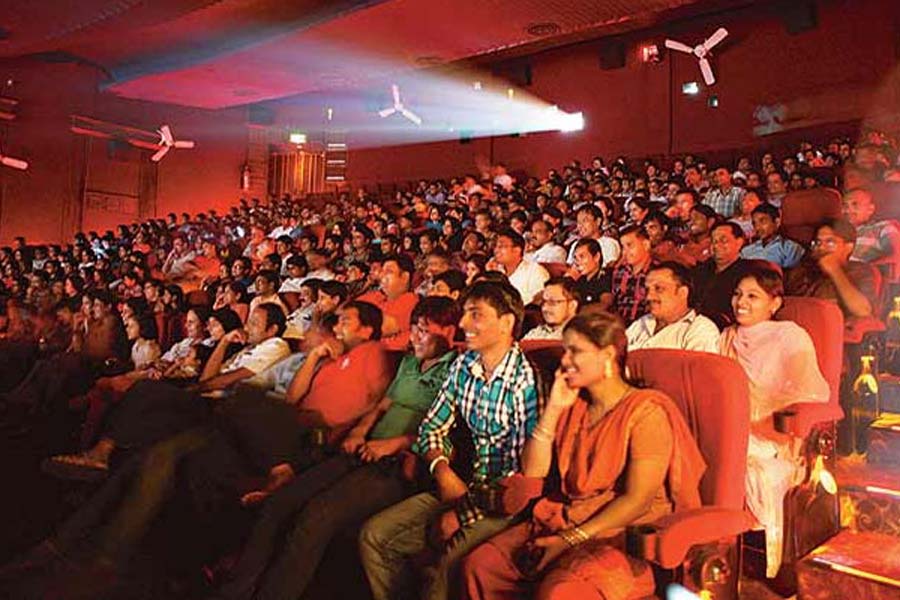 প্রেক্ষাগৃহ এবং প্রযোজকদের মাঝে রয়েছেন এই ফিল্ম ডিস্ট্রিবিউটারেরা। কখনও কখনও ছবি মুক্তির আগে প্রযোজকরা ডিস্ট্রিবিউটার স্বত্বও বিক্রি করে থাকে ডিস্ট্রিবিউটারদের।