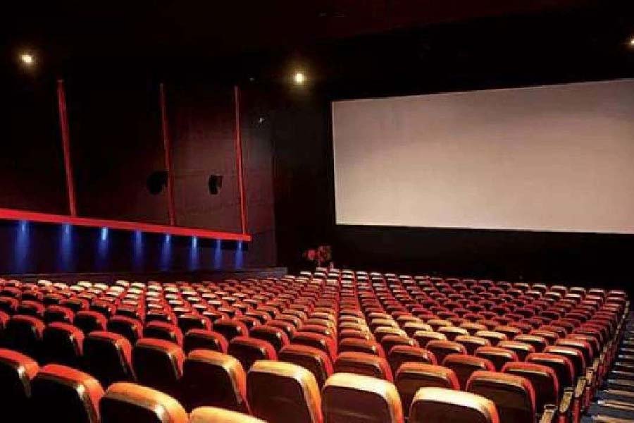 এই ডিস্ট্রিবিউটাররা প্রেক্ষাগৃহের মালিকদের সঙ্গে কথাবার্তা চালান। যে সব প্রেক্ষাগৃহে ছবিটি দেখানো হবে, সেগুলি ভাড়া নিয়ে নেন ডিস্ট্রিবিউটাররা।