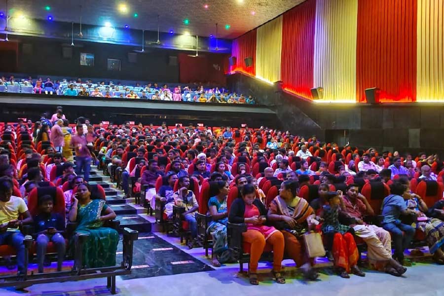 ভারতীয় ফিল্ম ইন্ডাস্ট্রি মোট ১৪টি সার্কিটে বিভক্ত। এই ১৪টি সার্কিট হল, মুম্বই, দিল্লি/ইউপি, পূর্ব পঞ্জাব, মধ্য ভারত, সিপি বেরার, বিহার, রাজস্থান, নিজাম, তামিলনাড়ু, মাইসুরু, কেরল, ওড়িশা, অসম এবং পশ্চিমবঙ্গ।