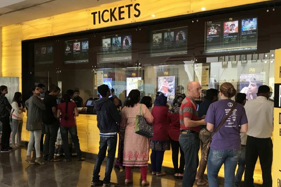 টিকিট বিক্রি শুরু হয়ে গেলে প্রেক্ষাগৃহের মালিকেরা টাকার হিসেবনিকেশও করতে শুরু করেন। কিন্তু মোট যত টাকার টিকিট বিক্রি হয়, তা মালিকদের হাতে থাকে না। মোট পরিমাণ থেকে রাজ্য সরকারের তরফে বিনোদন কর কেটে নেওয়া হয়।