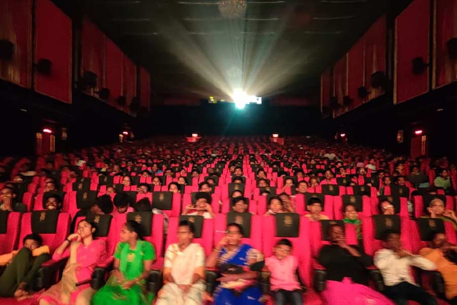 ছবি মুক্তির পর প্রথম সপ্তাহেই সাধারণত আগ্রহী দর্শকের বেশির ভাগ ভিড় জমান প্রেক্ষাগৃহে। তাই প্রথম সপ্তাহে তুলনামূলক ভাবে বেশি পরিমাণ টিকিট বিক্রি হয়। তাই ওই সপ্তাহে প্রেক্ষাগৃহের মালিকেরা যা রোজগার করেন, তার ৫০ শতাংশ ডিস্ট্রিবিউটারদের হাতে দেওয়া হয়।