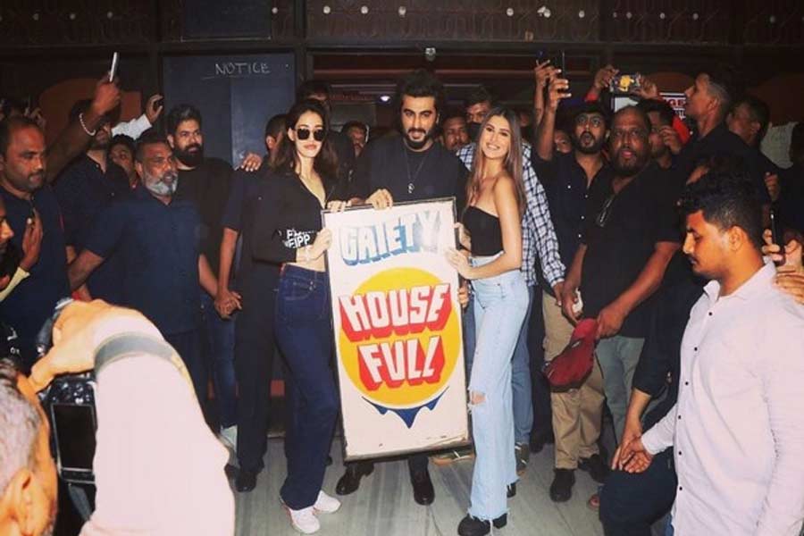 ছবি মুক্তি পাওয়ার দ্বিতীয় সপ্তাহে শতাংশের পরিমাণও কমে যায়। ওই সপ্তাহে টিকিট বিক্রি করে যা ব্যবসা হয়, তার ৪২ শতাংশ ডিস্ট্রিবিউটাররা সংগ্রহ করেন।