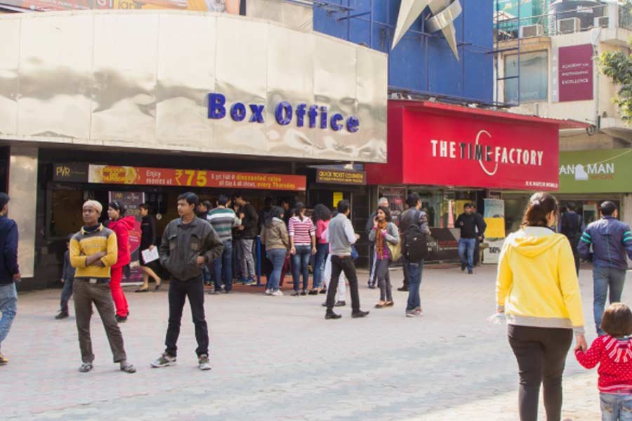 ছবির বাজেট, বক্স অফিস পারফরম্যান্স এবং ডিস্ট্রিবিউটারদের শেয়ারের উপর নির্ভর করে সেই ছবি ‘হিট’ বা ‘ফ্লপ’ হবে কি না, তার মাপকাঠি। যদি কম খরচে কোনও ছবি তৈরি হওয়ার পর বক্স অফিস থেকে বেশি উপার্জন করে, তা হলে সেই ছবিকে ‘হিট’ বলে মনে করা হয়। আবার বেশি খরচে বানানো ছবি যদি বক্স অফিস থেকে উপার্জন করার পরেও খরচের টাকা ওঠাতে না পারে, তা হলে সেই ছবি ‘ফ্লপ’ হয়েছে বলে ধরে নেওয়া হয়।