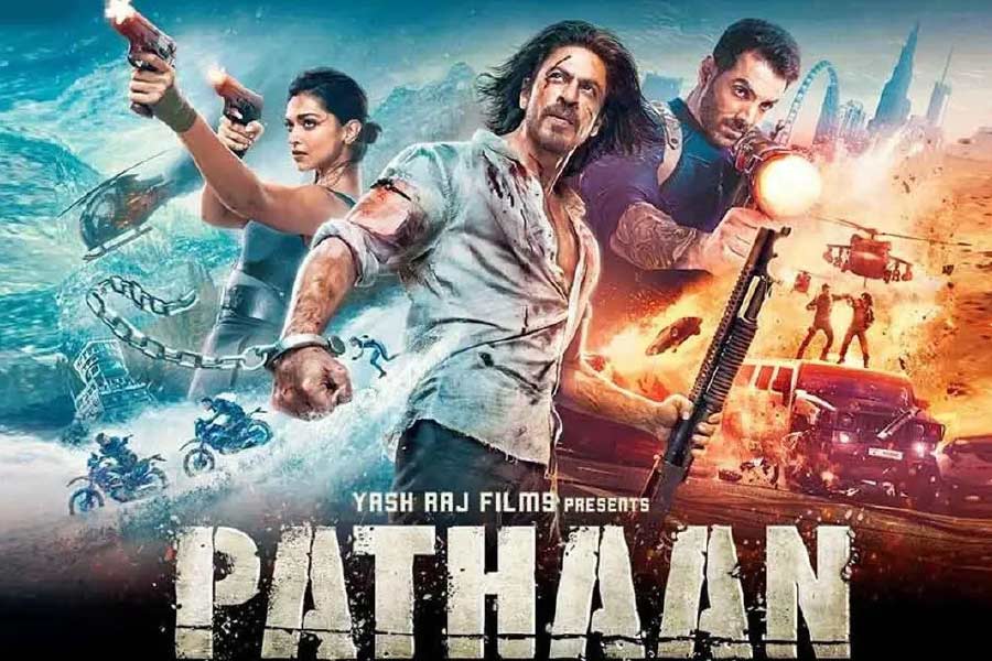 তবে, মুক্তির প্রথম সপ্তাহে ‘হিট’ হয়েছে ‘পাঠান’। এখন ‘বাহুবলী ২’ ছবিটিকে টক্কর দিয়ে ‘পাঠান’ ভারতের বক্স অফিসে ১০০০ কোটির ক্লাবে প্রবেশ করতে পারে কি না, তা নিয়ে আগ্রহ তৈরি হয়েছে।