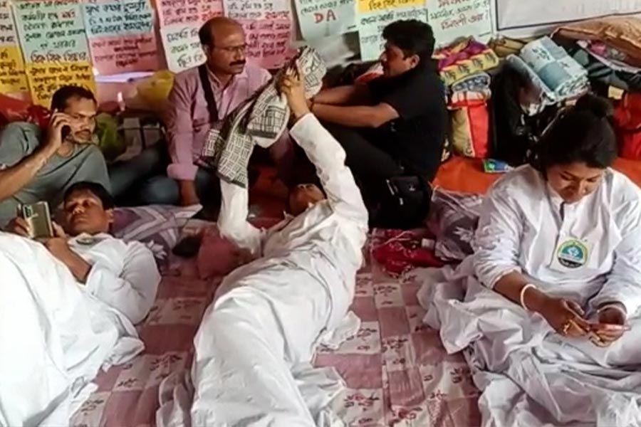 Dearness Allowance movement: leader of the hunger strike team become sick, admitted to hospital