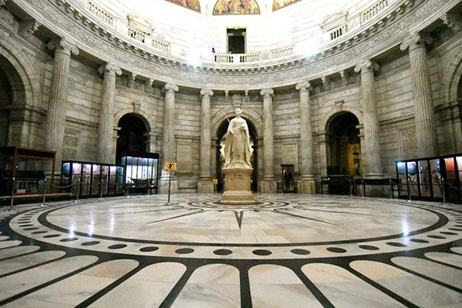 পরে আবার জাপানি হামলার আতঙ্ক কাটলে ভিক্টোরিয়ার কালো প্রলেপ তুলে ফেলা হয়। ঘষেমেজে আবার স্বমহিমায় ফিরিয়ে আনা হয় সাদা ইমারতের গৌরবকে।