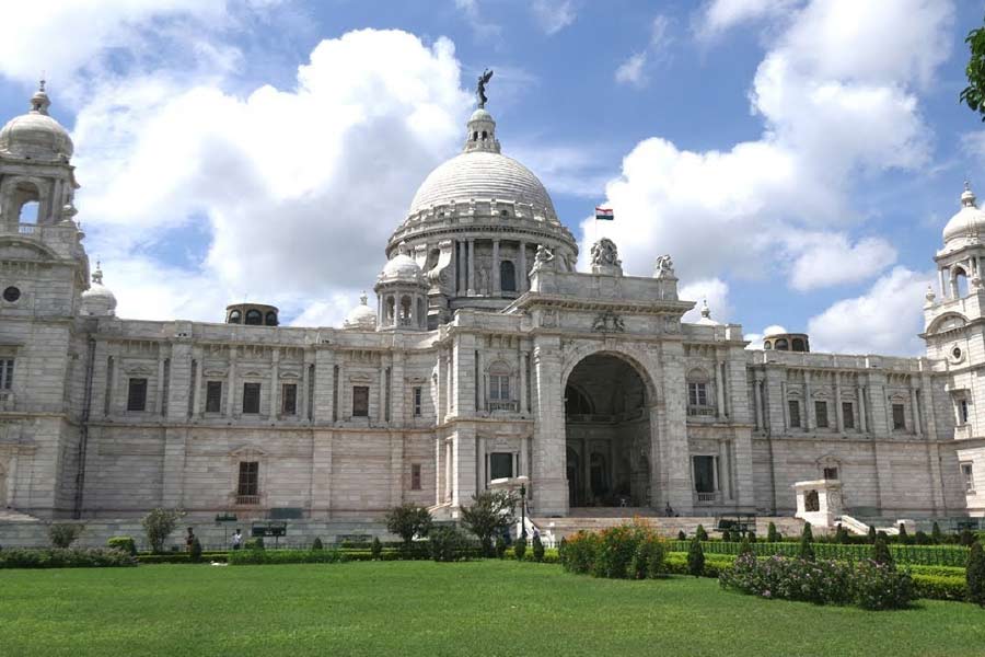 এর পরই অনেক ভেবে ভেবে ১৯৪৩ সালে ভিক্টোরিয়া নিয়ে এক যুগান্তকারী সিদ্ধান্ত নিয়েছিল ইংরেজরা। ভিক্টোরিয়ার চারদিকে প্রথমে একটি বাঁশের কাঠামো বানানো হয়। তার পর মাটি এবং গোবরের কালো মিশ্রণ তৈরি করে তা লেপে দেওয়া হয় ভিক্টোরিয়ার গায়ে।