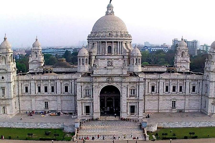 তাই সেই ভবনকে রাতের অন্ধকারেও জাপানের বায়ুসেনার হাত থেকে রক্ষা করা প্রায় অসম্ভব। মাথায় হাত পড়ল ব্রিটিশরাজের। সাদা মার্বেল দিয়ে তৈরি এই ইমারতকে বাঁচাবেন কী করে!