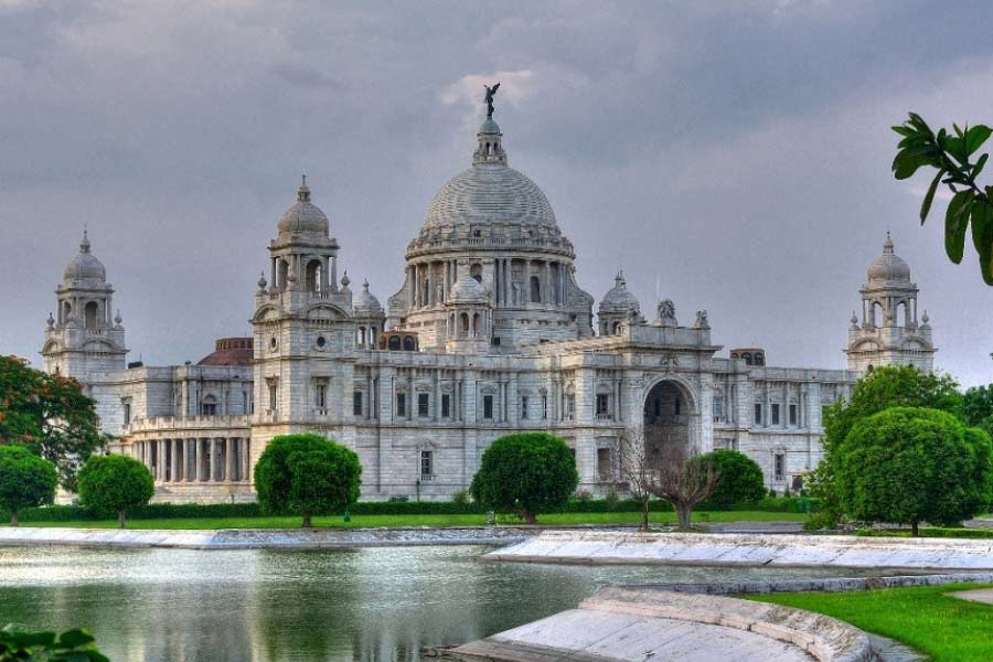 কিন্তু চ্যালেঞ্জ ছিল ভিক্টোরিয়া মেমোরিয়ালকে বাঁচানো। সাদা মাকরানা মার্বেলে তৈরি ১৮৪ ফুটের ভিক্টোরিয়া মেমোরিয়াল রাতের অন্ধকারে ঝকঝক করত। তার শোভা আরও বাড়ত পূর্ণিমার রাতে।