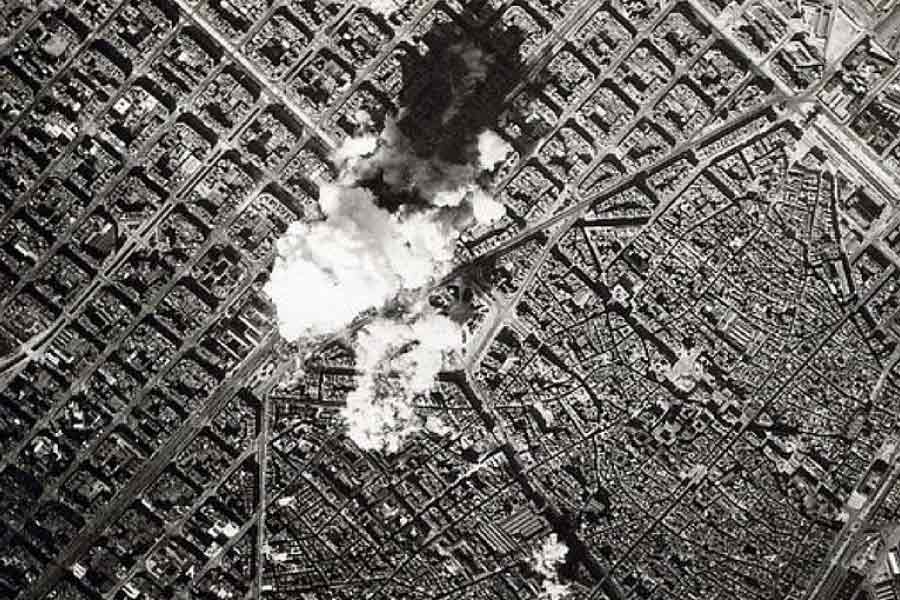 কলকাতার রাস্তা, দোকান, বাড়ি এবং অন্যান্য স্থাপত্যগুলি যাতে রাতের অন্ধকারে কোনও ভাবে জাপামি বোমারু বিমানের নজরে না পড়ে, তাই সেগুলি মোটা কালো কাগজ দিয়ে ঢেকে দিতে শুরু করেন।