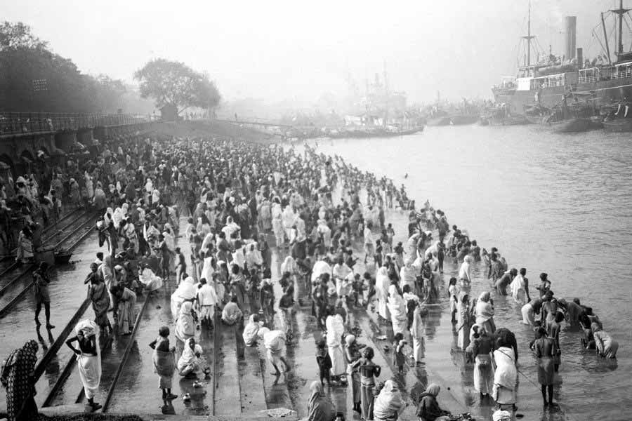 জাপানি বায়ুসেনার আগ্রাসনে কলকাতা শহর ক্ষতবিক্ষত। জাপানের হামলা থেকে বাঁচতে এক অভিনব পন্থা বার করেছিলেন শহরের মানুষ।