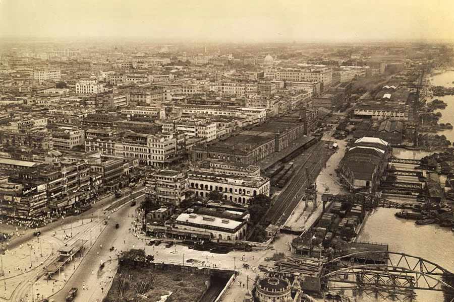 ১৯৪৩ সালে দ্বিতীয় বিশ্বযুদ্ধের আবহে জাপানের বায়ুসেনা আমেরিকা এবং ব্রিটেনকে বিপদে ফেলতে কলকাতায় বোমাবর্ষণ শুরু করে। শীঘ্রই, যুদ্ধক্ষেত্রে রূপান্তরিত হয় কলকাতার আকাশ।