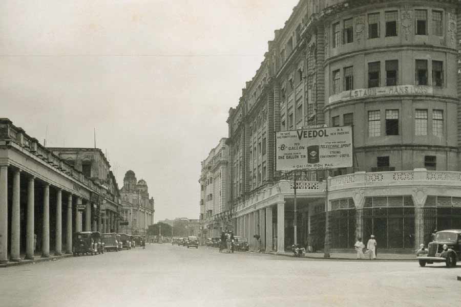 ভারত দ্বিতীয় বিশ্বযুদ্ধে সরাসরি অংশগ্রহণ না করলেও কলকাতা একটি গুরুত্বপূর্ণ ব্রিটিশ তথা মিত্রপক্ষের ঘাঁটিতে পরিণত হয়েছিল। 