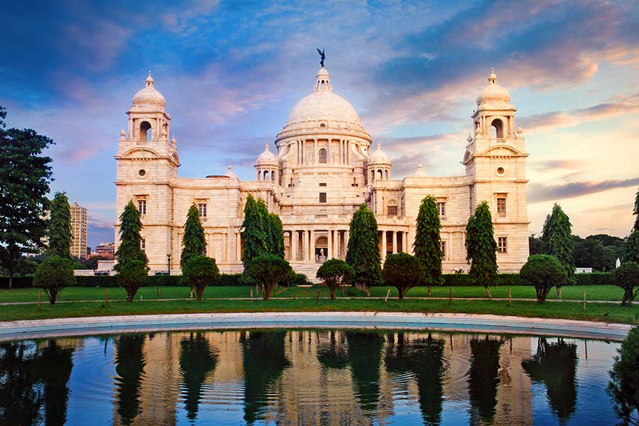 ময়দান চত্বর থেকে হাঁটা পথে খানিকটা এগিয়ে গেলেই ইংরেজ আমলের শ্বেতশুভ্র হর্ম্য ভিক্টোরিয়া মেমোরিয়াল। ১৯২১ সালে মহারানি ভিক্টোরিয়ার স্মৃতির উদ্দেশে তৈরি হয়েছিল এই প্রাসাদোপম ভবন। ভিক্টোরিয়া মেমোরিয়ালের সামনে বছরভর কচিকাঁচা থেকে শুরু করে বয়স্কদের ভিড় লেগেই থাকে। সকাল থেকেই ভিক্টোরিয়া চত্বরে ভিড় জমান অনেক প্রেমিক-প্রেমিকাও।