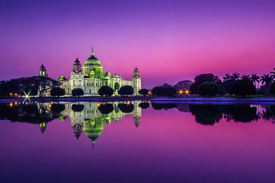 ভিক্টোরিয়ায় গেলেই নজরে পড়ে মুঠোফোন বার করে নিজস্বী তুলতে ব্যস্ত থাকা মানুষদের। অনেকে আবার সাদা ওই ইমারতকে ক্যামেরাবন্দি করতে ব্যস্ত থাকেন।