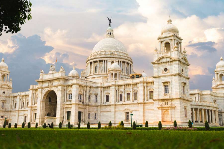 সময়ের সঙ্গে সঙ্গে সাদা মার্বেলে তৈরি গম্বুজওয়ালা ভবন এবং এর মাথায় থাকা ‘পরি’র জৌলুস কমলেও তা এখনও স্বমহিমায় দাঁড়িয়ে শহর কলকাতার বুকে। কিন্তু এক সময় এই ভিক্টোরিয়াকেই কালো রঙে ঢেকে দিয়েছিল তৎকালীন ইংরেজ সরকার। 