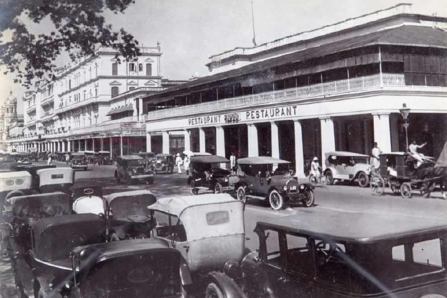 চল্লিশের দশক। ব্রিটেনের গদিতে তখন ষষ্ঠ জর্জ। কলকাতাও ইতিমধ্যেই ব্রিটেনের হাতে পরাধীন ভারতের রাজধানীর তকমা হারিয়েছে। কিন্তু তবুও গুরুত্ব কমেনি শহরের। বেশির ভাগ সরকারি কার্যালয় তখনও কলকাতায় রয়েছে।