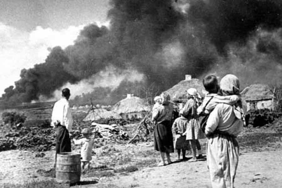 দেশ জুড়ে স্বাধীনতা সংগ্রামীদের প্রতিবাদও সেই সময় জোরালো হতে শুরু করেছে। দেশে স্বাধীনতা আসব আসব করছে। সব মিলিয়ে নাজেহাল অবস্থা ব্রিটিশ রাজের। তার মধ্যেই ১৯৩৯ থেকে বেজে গিয়েছে দ্বিতীয় বিশ্বযুদ্ধের দামামা।