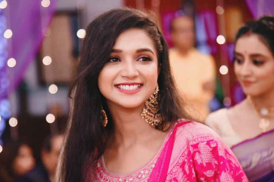 Alta Phoring | Take a look to the Grand Birthday celebration Star Jalsha  serial Alta Phoring Actress Kheyali Mondal dgtl - Anandabazar