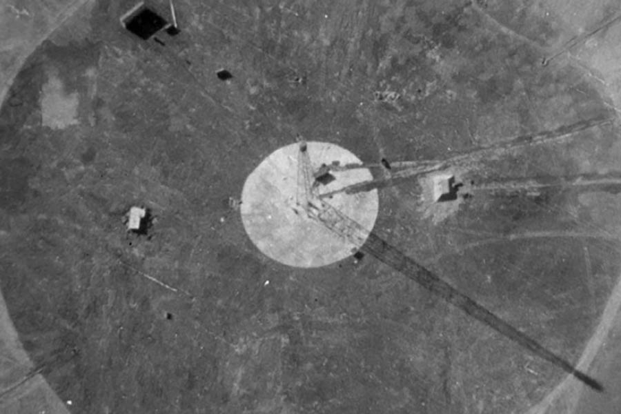 যন্ত্রটির ওজন ছিল প্রায় ৫৬ কিলোগ্রাম। এত ভারী একটি যন্ত্র নন্দাদেবীর চূড়ায় তোলা তখনকার দিনে সহজ কাজ ছিল না। এতে ব্যবহৃত প্লুটোনিয়ামের পরিমাণ ছিল হিরোশিমায় ব্যবহৃত পরমাণু বোমায় ব্যবহৃত প্লুটোনিয়ামের অর্ধেক। যন্ত্রটি বসানোর জন্য লাগত একটি ১০ ফুটের অ্যান্টেনা, দু’টো রেডিয়ো এবং একটি বিশেষ ধরনের জেনারেটর। এই জেনারেটরটিকে যন্ত্রটি চালু রাখার কাজে ব্যবহার করা হত।