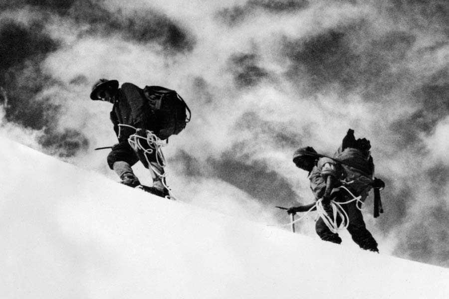 এই কাজ করার জন্য ১৪ জন পর্বতারোহীর একটি বিশেষ দল গঠন করা হয়। সকল পর্বতারোহীকে ওই সময় এক হাজার ডলার মাসিক বেতন দেওয়া হয়। ওই দলে ছিলেন আমেরিকার পর্বতারোহী রবার্ট শ্যালার, টম ফ্রস্ট এবং জিম ম্যাকার্থি। ভারতের তরফ থেকে ছিলেন ক্যাপ্টেন এম এস কোহলী, সোনম ওয়াঙ্গাল, এইচ সি এস রাওয়াত এবং জি এস রাঙ্ঘু। এই চার জন ১৯৬৪ সালে ভারতের এভারেস্ট অভিযাত্রী দলের সদস্য ছিলেন।