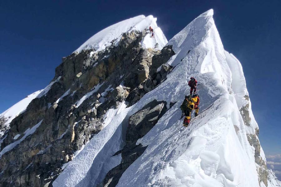 প্রবল ঠান্ডা, ভয়ঙ্কর উচ্চতায় অক্সিজেনের মাত্রা কমে যাওয়া, সঙ্গে ৫৬ কেজির ভারী যন্ত্র। অভিযাত্রীদের কাছে পরিস্থিতি ছিল বেশ প্রতিকূল। ক্যাপ্টেন কোহলী জানান, দলের সুরক্ষাই তাঁর প্রধান লক্ষ্য ছিল। চূড়ার কাছে পৌঁছতেই প্রবল হাওয়া এবং তুষারঝড়ের দরুণ আবহাওয়া প্রতিকূল হতে শুরু করে।