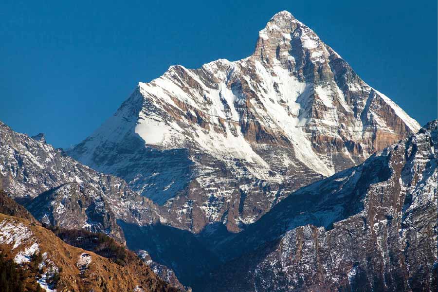 এই খবরে চমকে যায় সিআইএ এবং আইবি। এই যন্ত্রে থাকা প্লুটোনিয়াম কোনও ভাবে প্রকৃতিতে মিশে গেলে জীবন বিপন্ন হতে পারে নন্দাদেবীর নিকটবর্তী জনবসতির বাসিন্দাদের। চিন্তায় পড়ে দুই গোয়েন্দা সংস্থা।