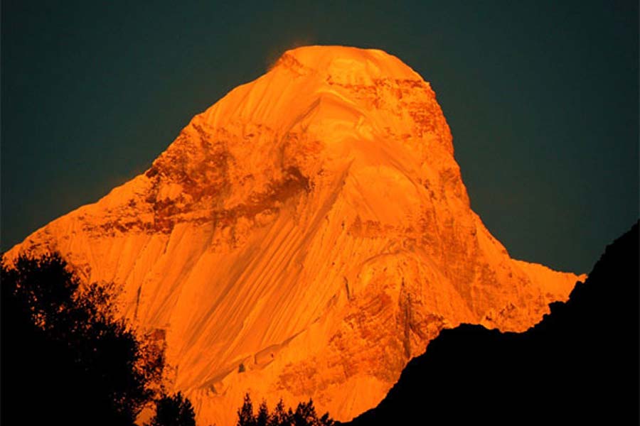 অনেকে প্রশ্ন করেন, হিমবাহে এত বড় অংশে ভাঙন ধরল কী ভাবে। হড়পা বানে ক্ষতিগ্রস্ত রেনি গ্রামের বাসিন্দারা এর জন্য ওই পারমাণবিক যন্ত্রটিকেই দায়ী করেন। সবচেয়ে আশ্চর্যের বিষয়, যেখানে হিমবাহের ভাঙন ধরেছিল তার কাছেই ১৯৬৫ সালে হারিয়ে যায় যন্ত্রটি।