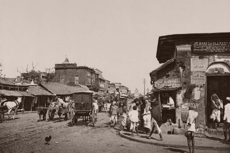 কলকাতার ১৭৮৪ খ্রিস্টাব্দের মানচিত্রে লালবাজার মোড় থেকে পূর্ব দিকে শিয়ালদহ পর্যন্ত যে রাস্তা, সেই রাস্তাই ছিল বৈঠকখানা রোড। 