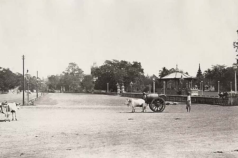 কিন্তু ‘বৈঠকখানা’ নাম কোথা থেকে এল? তার কারণ জানতে কয়েক শতক পিছিয়ে পৌঁছে যেতে হবে সপ্তদশ শতকে।  