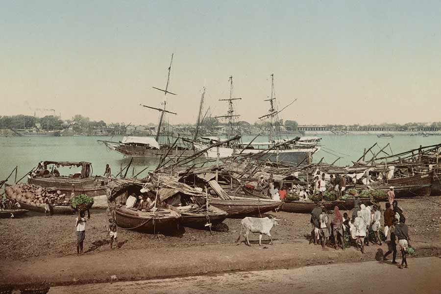 যদিও, কলকাতার গবেষকদের মত, তাঁর প্রথম পছন্দ ‘কলকাতা’ ছিল না।  