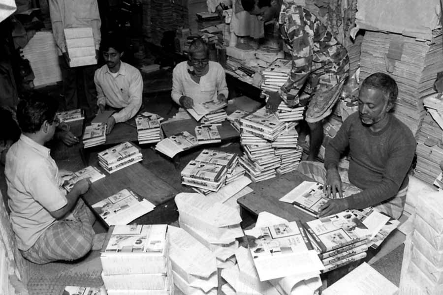 তবে এই গাছের পরিচয় নিয়েও বহু বিতর্ক আছে। অনেক গবেষকের মত, বৈঠকখানার ওই গাছ কোনও ভাবেই বটগাছ ছিল না। বরং, তা ছিল নিমগাছ। এবং সে গাছটি ছিল বেনিয়োটোলা আর শোভাবাজারের মাঝে গঙ্গার ধারে, নিমতলায়। সেই গাছের ছায়ায় জমে ওঠা আড্ডা থেকেই জন্ম ‘বৈঠকখানা’ নামের। চার্নকের মৃত্যুর পরেও বহু দিন সে গাছের অস্তিত্ব ছিল। ১৭৭৯ খ্রিস্টাব্দে সেটি পুড়িয়ে ফেলা হয়। কেন, সেই কারণ জানা যায় না।