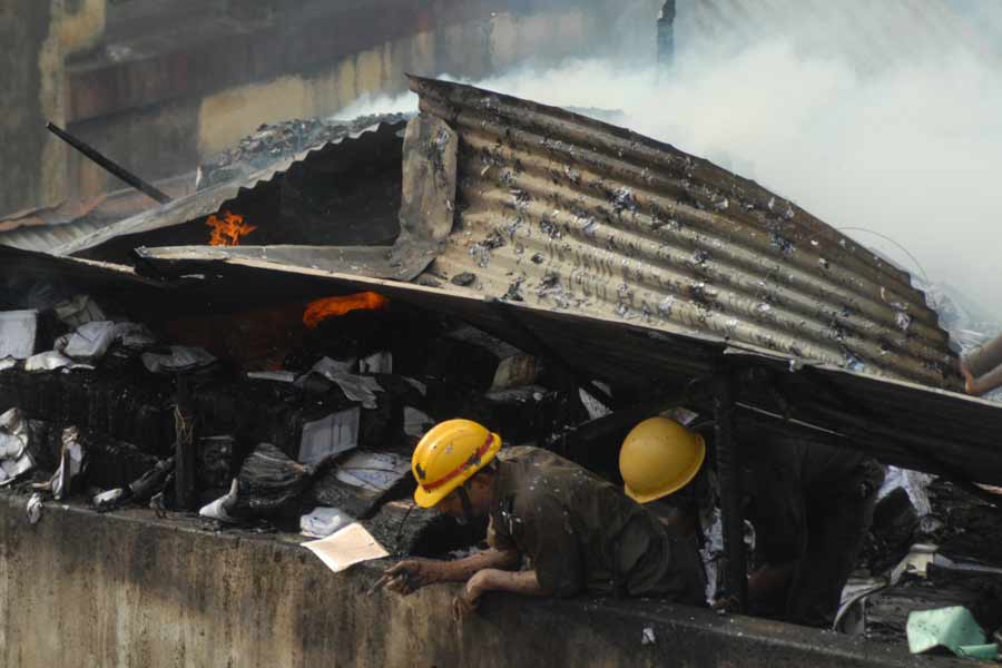গাছের অবস্থান বা পরিচয় যা-ই হোক না কেন, আড্ডার ঠেক বা মজলিশের দরবার গড়ে উঠেছিল তারই ছায়ায়। পরবর্তী কালে বহু বার আগুনও লেগেছে এই স্থানে। সেই গাছ আর আজ নেই। স্মৃতি নিয়ে রয়ে গিয়েছে ‘বৈঠকখানা বাজার’।
