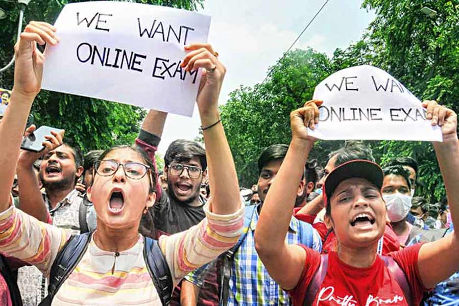 Picture of the students protesting for online examination.