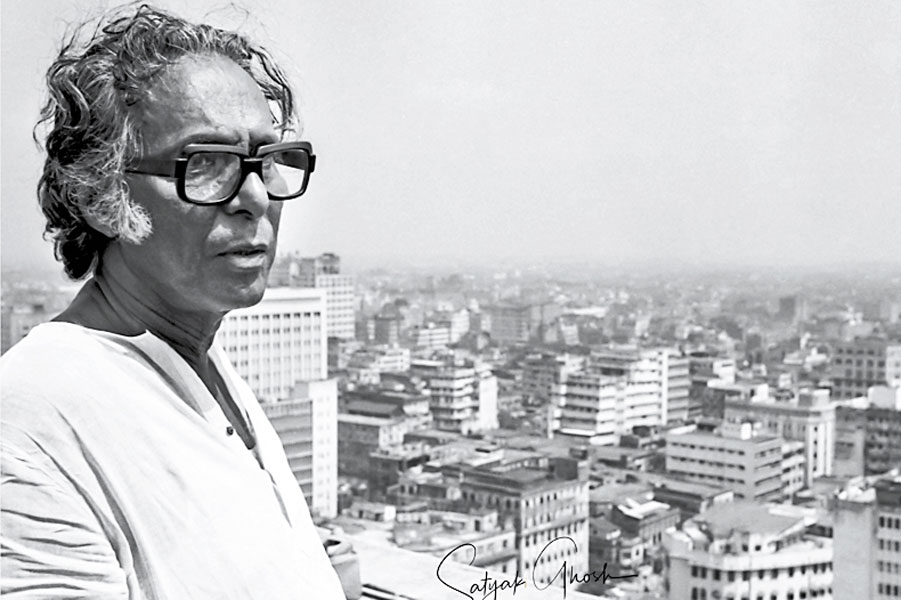 কেন, সে কথাও জানিয়েছিলেন শ্রীলাই। মৃণাল বলেছিলেন, তিনি তরুণ হলে কিছুতেই তাঁর প্রেমে পড়তেন না। কারণ তিনি ভুরু প্লাক করেন। শ্রীলা জানান, ‘পরশুরাম’ ছবিতে যে চরিত্রের জন্য শ্রীলাকে ভাবা হয়েছিল, তা একেবারেই সাদামাঠা। মেকআপ থাকবে না।