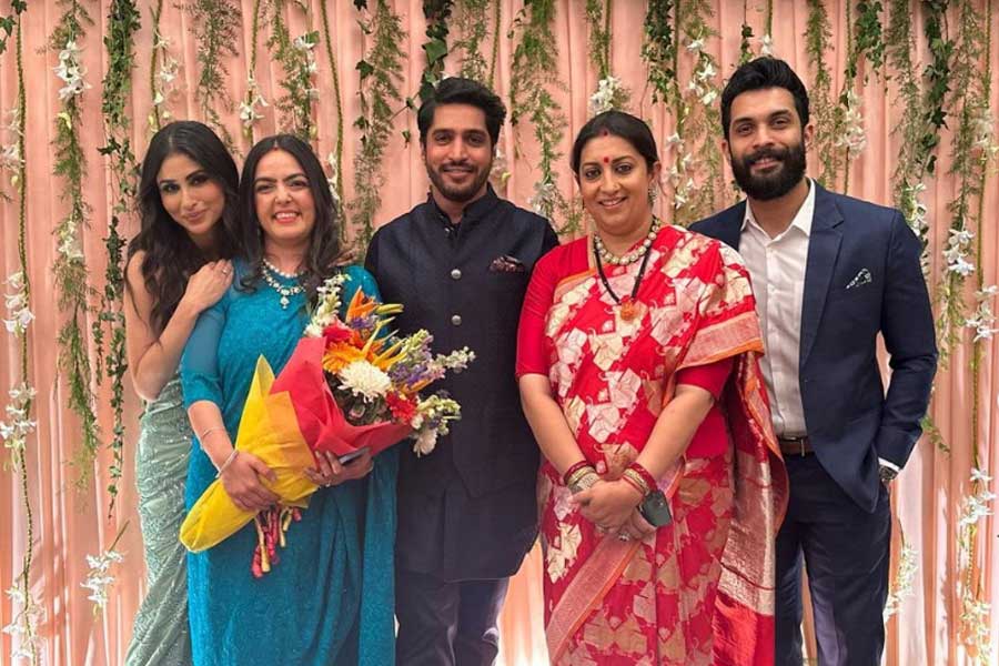Smriti Irani's daughter Shanelle and Arjun Bhalla's reception party picture with Mouni Roy