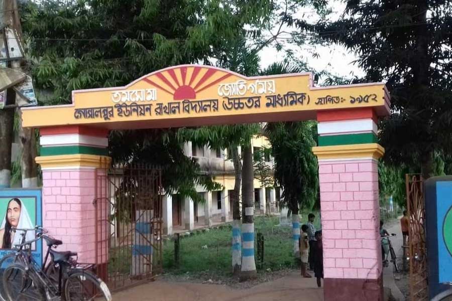 Dead body of a student recovered from a school hostel of Patashpur of Purba Medinipur
