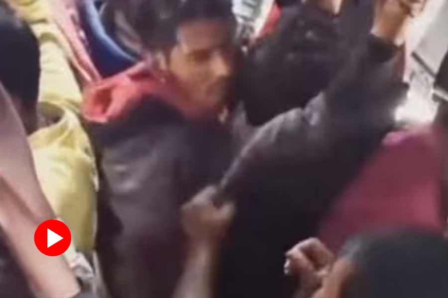 Viral Video Man asks Tamil or Hindi and assaults migrant workers train 