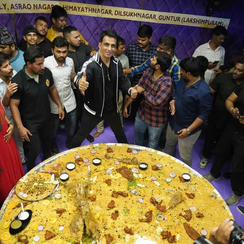 সোনু সুদ থালিটি একসঙ্গে ১২ জন ভাগ করে খেতে পারবেন। 