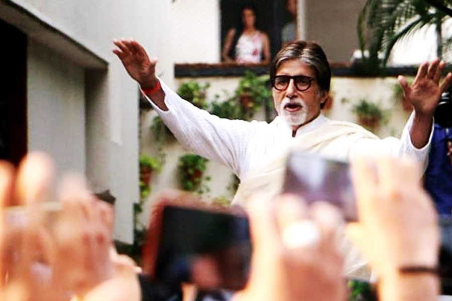 Amitabh Bachchan infront of his bungalow