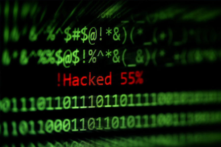 কম বয়সেই এই ওয়েবসাইট, ওই ওয়েবসাইট ঘুরে জোনাথনের হ্যাকিংকে সম্ভাব্য হুমকি হিসাবেই দেখেছিলেন গোয়েন্দা সংস্থার আধিকারিকরা। তাই নির্দেশ আসে জোনাথনের অজান্তেই তাঁর উপর কড়া নজরদারি চালানোর।