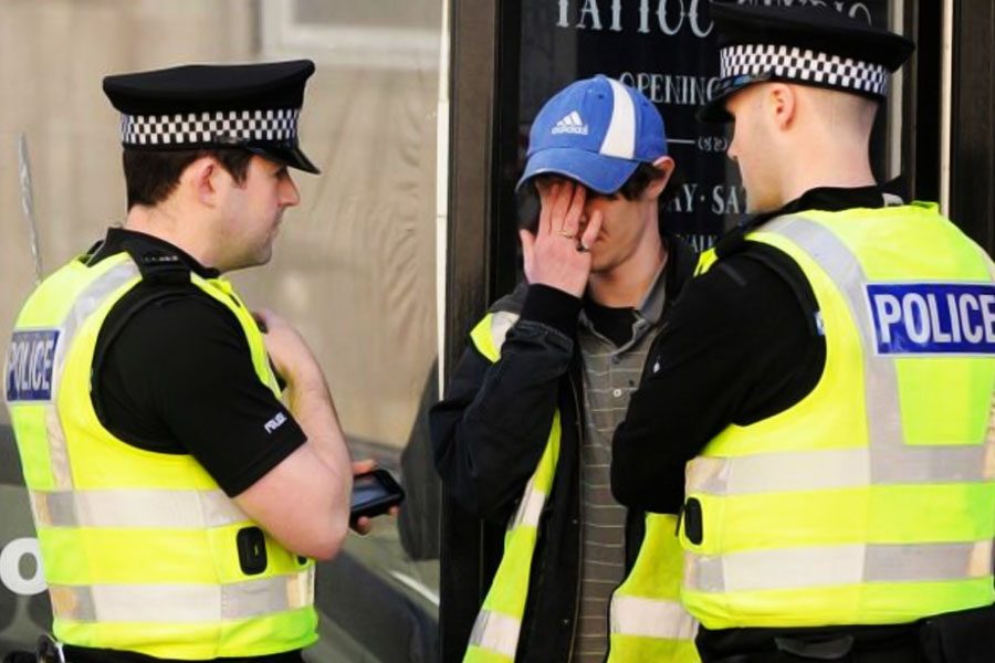 ২০০০ সালের ২৬ জানুয়ারি জোনাথনের বাড়িতে হানা দেয় প্রতিরক্ষা বিভাগ, নাসা এবং পাইনক্রেস্ট পুলিশ বিভাগের আধিকারিকরা। সমস্ত প্রমাণ জোগাড় করে নিয়ে গিয়ে এর ছ’মাস পরে জোনাথনকে দোষী সাব্যস্ত করা হয়।