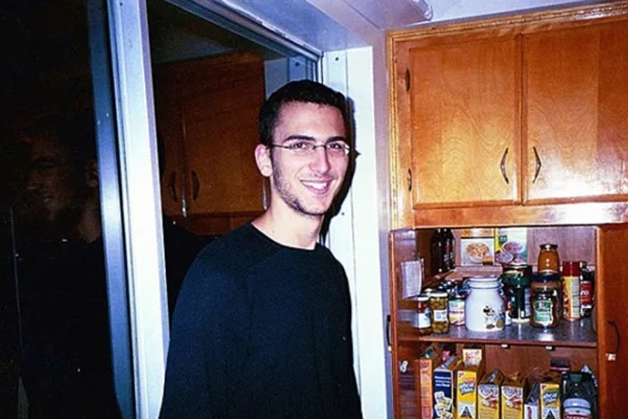 ওই বছরেরই ২১ সেপ্টেম্বরে জোনাথনের সাজা ঘোষণা করা হয়। তবে খারাপ উদ্দেশ্য না থাকার জন্য এবং বয়স কম হওয়ায় জেমসকে আঠারো বছর বয়স পর্যন্ত গৃহবন্দি থাকার সাজা শোনানো হয়। পাশাপাশি  তাঁকে নাসা এবং প্রতিরক্ষা বিভাগের কাছে ক্ষমা চেয়ে চিঠি লেখার নির্দেশও দেওয়া হয়।