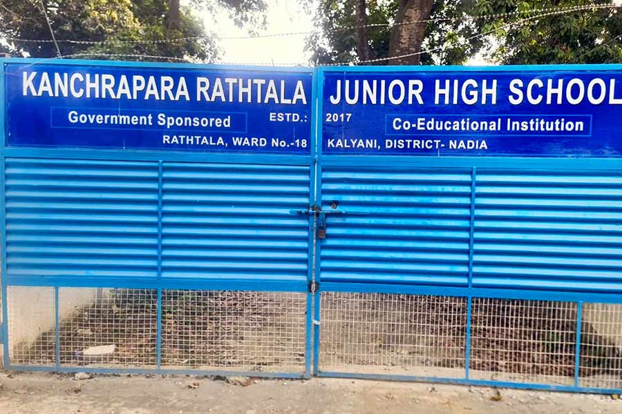 Gate of Kanchrapara Rathtala Junior High School at kalyani