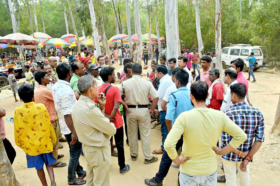 শান্তিনিকেতনের সোনাঝুরি হাটে বচসা থামাতে এসেছে পুলিশ। শনিবার। নিজস্ব চিত্র