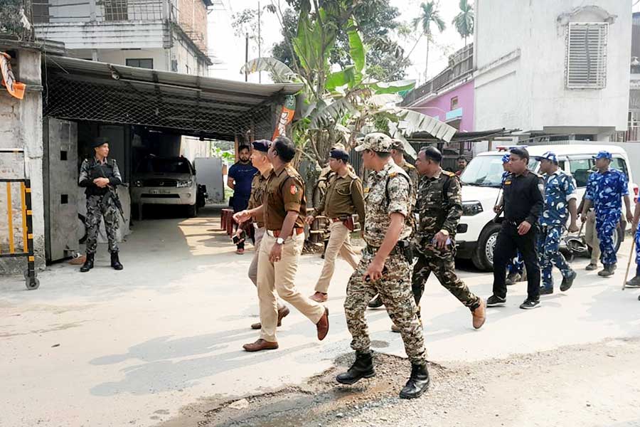 তৃণমূলের ‘বাড়ি ঘেরাও’ কর্মসূচির আগে নিশীথ প্রামাণিকের বাড়ির বাইরে পুলিশের টহলদারি। নিজস্ব চিত্র