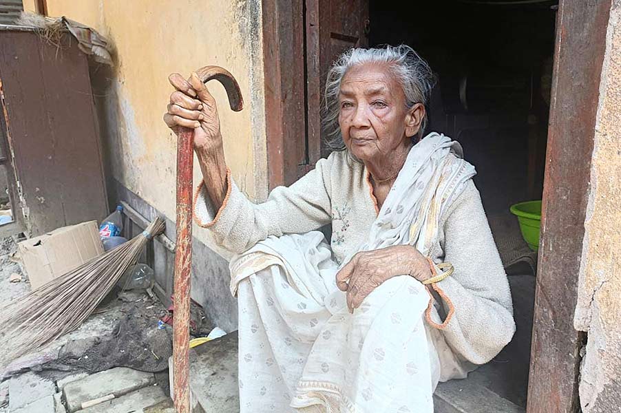 elderly lady from Habra who lost his son in Panchayat election 2018