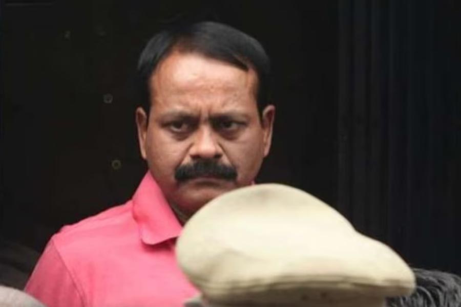 মির্জাপুরের মুন্না ভাইয়ার সঙ্গে সাদৃশ্য রয়েছে মুন্না বজরঙ্গি নামে উত্তরপ্রদেশের এক কুখ্যাত গ্যাংস্টারের। সেই গ্যাংস্টার মুন্নাই ছিলেন মির্জাপুরের ‘বেতাজ বাদশা’।