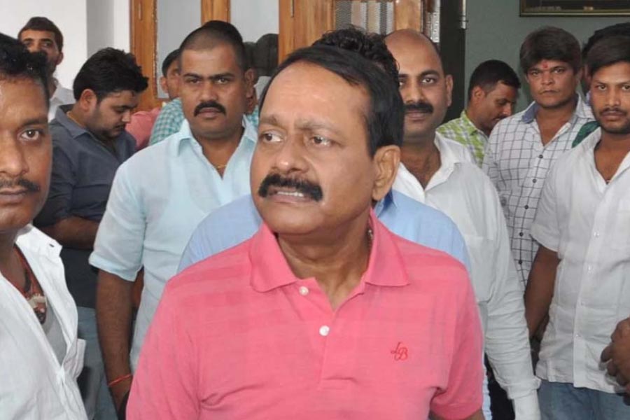 একটা সময় পর্যন্ত মির্জাপুর, জৌনপুর এবং বারাণসীর ত্রাস হয়ে উঠেছিলেন গ্যাংস্টার মুন্না। সাধারণ মানুষ তাঁর নামে ভয়ে কাঁপত।